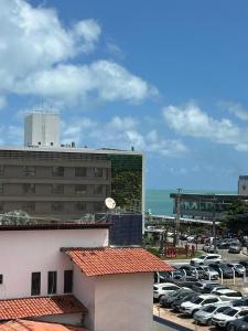 Un estacionamiento con autos estacionados frente a un edificio. en Flat na melhor localização João Pessoa, en João Pessoa