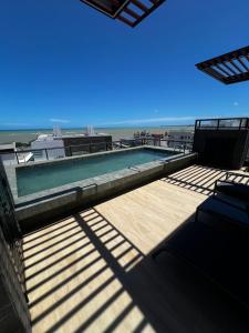 una piscina con vista a la playa en Flat na melhor localização João Pessoa, en João Pessoa