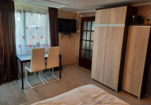 Una sala de estar con una mesa y sillas en una habitación. en Casa Crissio, en Sinaia