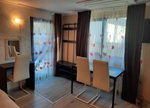 Un comedor con una mesa y sillas y un espejo. en Casa Crissio, en Sinaia 14 fotos más