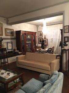 una sala de estar con un sofá y una mesa en Case Ballerini, en Manciano 37 fotos más