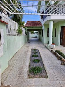 un cortile di un edificio con passerella di Pousada de Muryan a São Gabriel