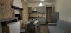 Η κουζίνα ή μικρή κουζίνα στο La Casa dei DOGI +10 φωτογραφίες