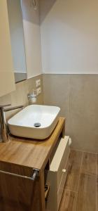 Ένα μπάνιο στο La Casa dei DOGI