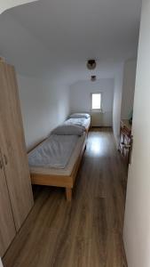 Ένα ή περισσότερα κρεβάτια σε δωμάτιο στο Cozy rooms in the center of Bled by the lake #1