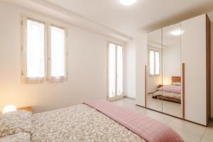 a bedroom with a bed and a mirror at FaCentro - Free WiFi & Air Conditioning in Faenza