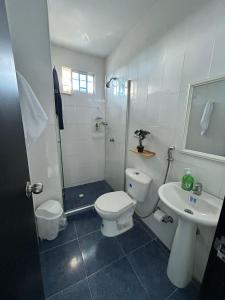 Et badeværelse på Acogedor apartamento con súper ubicación