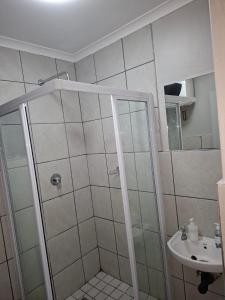 Grace Villas 3 في شرق لندن: حمام مزود بدش ومغسلة