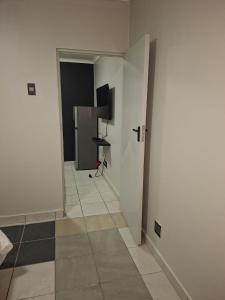 Grace Villas 3 في شرق لندن: غرفة بها مدخل مع ثلاجة وأرضية +8 صور