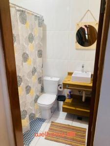 un bagno con un water e un lavandino di Chale Manticas aconchego na Serra da Mantiqueira a Costas