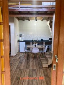 una sala da pranzo con tavolo e sedie di Chale Manticas aconchego na Serra da Mantiqueira a Costas