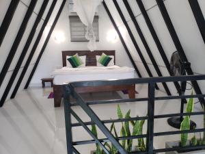 埃拉Ella Grand Cabin的房间里有一张床的卧室