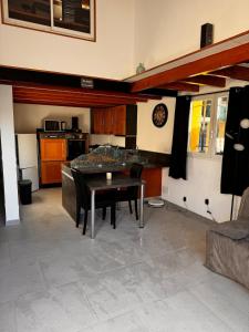 ラ・モットにあるT2 moderne rdc toutes commoditésのテーブルとキッチンのあるリビングルーム +3枚の写真