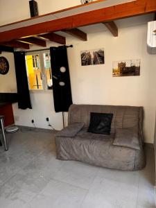 ラ・モットにあるT2 moderne rdc toutes commoditésのリビングルーム(茶色のソファ付)