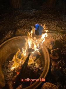 Un fuoco in un vaso con le fiamme dentro di Chale Manticas Blue na Serra da Mantiqueira a Córrego do Bom Jesus