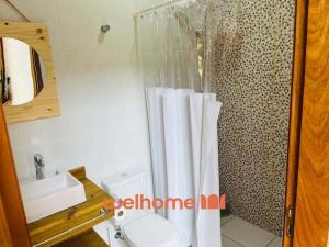 un bagno con doccia, wc e lavandino di Chale Manticas Blue na Serra da Mantiqueira a Córrego do Bom Jesus Altre 3 foto