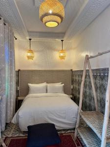 Riad Lalla Aicha في مراكش: غرفة نوم بسرير ابيض واضاءين +113 صورة