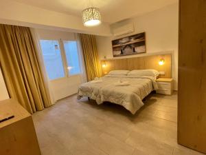 a bedroom with a large bed and a window at Barocco Rooms Hostel in Alicante