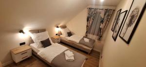 Ένα ή περισσότερα κρεβάτια σε δωμάτιο στο Domek Apartament Zielona Polana