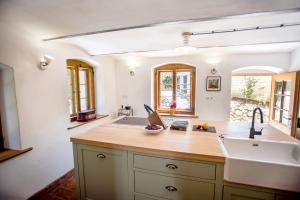 een keuken met een spoelbak en een aanrecht bij Historisches Baderhaus mit eigenem Saunauhaus in Roding
