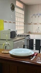 una cucina con un piatto su un tavolo in legno di Red Office Morada Del Sol 103 a Rio Grande