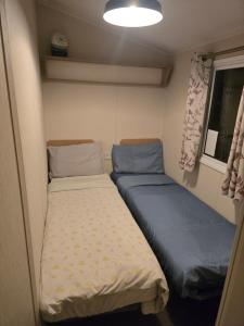 Voodi või voodid majutusasutuse Luna-Rockley Park Poole toas +12 fotot