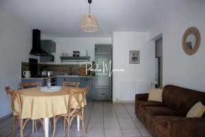 Kuchyň nebo kuchyňský kout v ubytování Gîte Sur Domaine Viticole