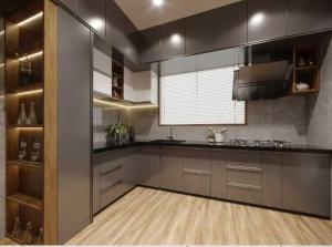 Una cocina con gabinetes marrones y piso de madera. en The Serenity Suites, en Trivandrum