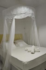 Postel nebo postele na pokoji v ubytování Les bungalows du château d'Ô