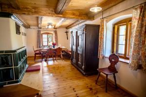 een woonkamer met een tafel en een eetkamer bij Historisches Baderhaus mit eigenem Saunauhaus in Roding