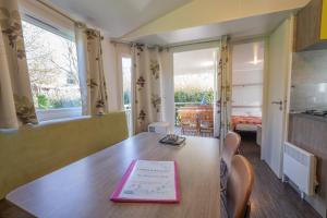 RoquefeuilMobil-home climatisé 4 pers的一间房间,桌子上有一个标牌