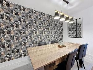 克莱蒙费朗Appartement spacieux Montferrand的有一张长桌子和椅子的餐厅