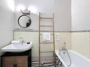 克莱蒙费朗Appartement spacieux Montferrand的浴室配有盥洗盆和浴缸旁的梯子