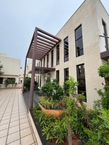 una vista externa de un edificio con plantas en The Sea Garden, en Mahabalipuram