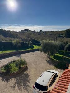 a car parked in a parking lot next to the ocean at Giardino degli ulivi in Carbognano