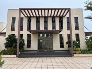un edificio con entrada principal con patio en The Sea Garden, en Mahabalipuram