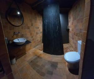 Ένα μπάνιο στο Character House with Pool and Jacuzzi +16 φωτογραφίες