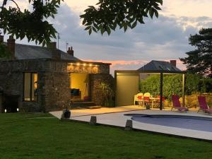 Πισίνα στο ή κοντά στο Character House with Pool and Jacuzzi