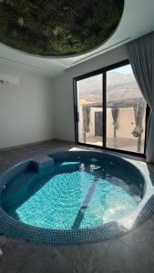 La alberca dentro o cerca de Hamsat Suite 2 fotos más