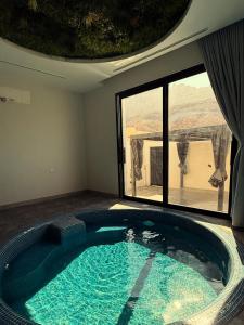 La alberca dentro o cerca de Hamsat Suite