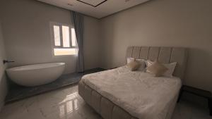 Una cama o camas en una habitación de Hamsat Suite