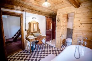 een badkamer met een bad, een wastafel en een toilet bij Historisches Baderhaus mit eigenem Saunauhaus in Roding +101 foto's