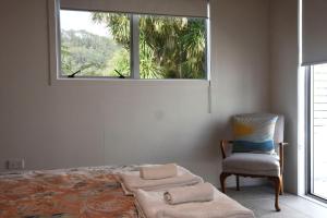 Un pat sau paturi într-o cameră la Cathedral Cove Cottage