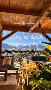 un cartello che dice vai all'aquila aquila per piangere di Hacienda Kościelisko - Apartamenty Kierpcówka 5 -Balia z widokiem a Kościelisko