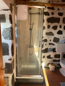 圣罗克杜皮库Casa do Carregadouro - Seaside Retreat的带淋浴的浴室(带石墙) 更多39张照片