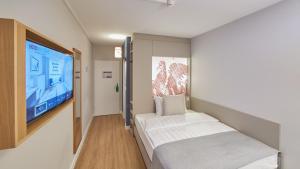 Un pat sau paturi într-o cameră la Hotel Wettstein
