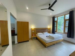 Un pat sau paturi într-o cameră la Mountain river home stay +24 fotografii