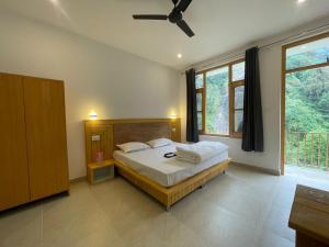 Un pat sau paturi într-o cameră la Mountain river home stay