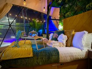 Una cama o camas en una habitación de The Secret Garden Glamping Lancashire 232 fotos más