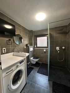 Ένα μπάνιο στο Holiday Oasis 2 near Legoland Deutschland